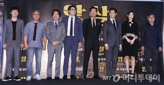 지난 7월13일 오후 서울 강남구 삼성동 메가박스 코엑스에서 열린 영화 '암살' 언론시사회에서 최동훈 감독과 하정우, 전지현, 이정재 등 출연배우들이 기념촬영을 하고 있다. /사진= 뉴스1