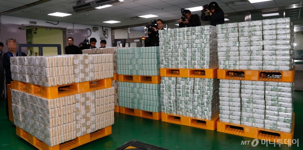 한국은행 본관에서 직원들이 시중은행으로 전달될 자금을 방출하고 있다. /사진제공=뉴스1