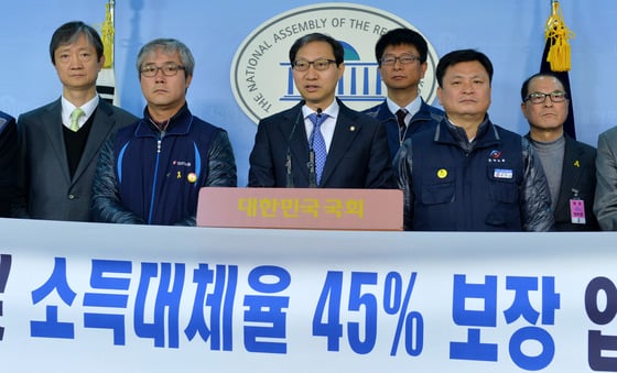 김성주 새정치민주연합 의원(왼쪽 세번째)이 1일 오전 서울 여의도 국회 정론관에서 신승철 민주노총 위원장(왼쪽 두번째)을 비롯한 노동단체 관계자들과 국민연금법 일부개정법률안 발의 기자회견을 갖고 있다. 2014.12.1/뉴스1