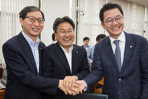 11일 서울 여의도 국회에서 열린 공적연금 강화와 노후빈곤 해소를 위한 특별위원회 전체회의에서 강기정 위원장(가운데)과 여야 간사인 새정치연합 김성주(왼쪽), 새누리당 강석훈 의원이 손을 맞잡고 있다.2015.8.11/뉴스1