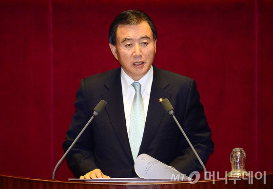 국가보훈처(처장 박승춘)는 광복70년 기념사업의 시작을 국민과 함께하기 위해 국민메시지 임시의정원 태극기퍼포먼스를 전국적으로 개최, 지난 4월 9일부터 11일까지 광화문광장에 전시했다/사진제공=국가보훈처