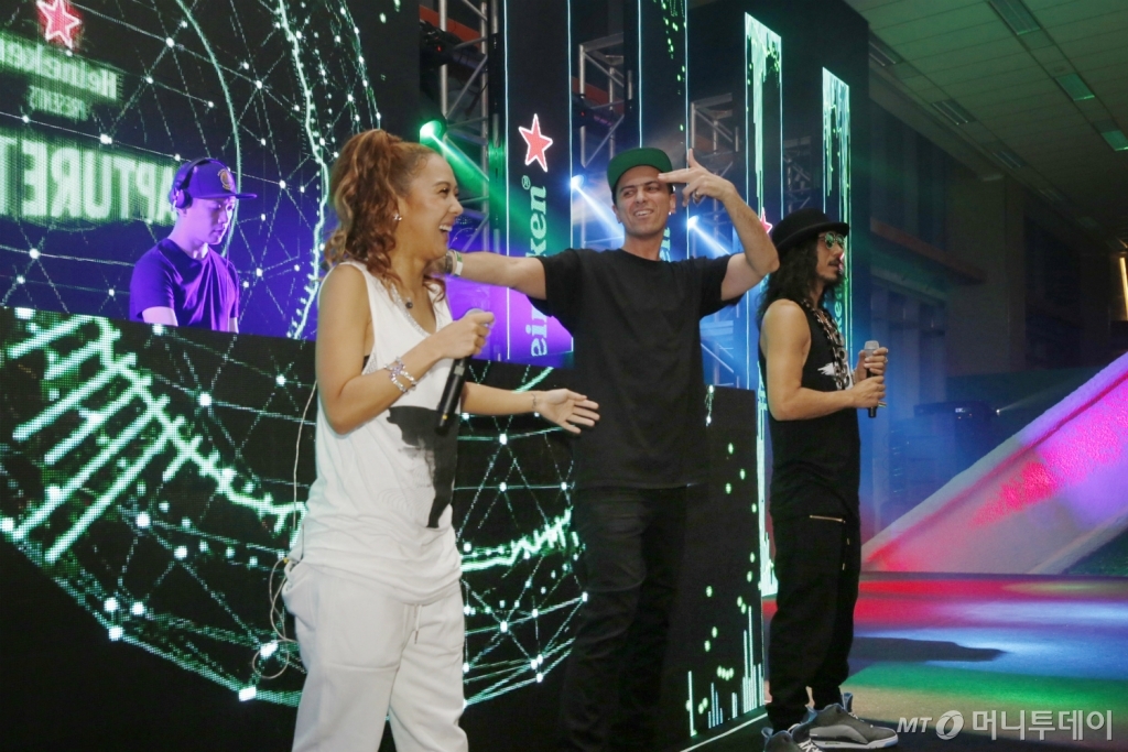 12일 하이네켄이 주최한 '캡처 더 시티' 합동 무대에 오른 노이즈 보이즈(가운데), 윤미래(왼쪽), 타이거JK. /사진제공=하이네켄코리아