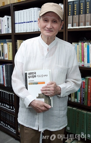 김정륙 부회장은 "지금 세운 임시정부기념사업회는 '사단법인'"이라며 "이 나라의 초석이 된 임시정부를, 지금의 정부가 잊고 있는 것이 못내 아쉽다"고 말했다. 그는 국사편찬위원회에서 지은 '대한민국임시정부 자료집'을 가리키며 "후손이 잊지말아야 할 이 나라의 보배"라고 칭했다. /사진=이정호 인턴기자