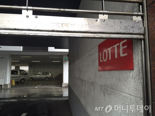 신동빈 롯데그룹 회장(왼쪽 2번째)이 17일 일본 도쿄 데이고쿠호텔에서 열린 일본 롯데홀딩스 주주총회를 마친 뒤 침묵한 채 서둘러 호텔을 빠져 나가고 있다./사진=박진영기자