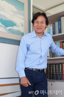 휴지기 없이 매년 왕성한 활동을 이어가는 배우 안성기. 일속에서 휴식을 찾는 그는 내년 개봉을 앞둔 액션극 '사냥' 촬영을 하면서 "이번엔 산속에서 좀 놀아야겠다"며 싱긋 웃었다. /사진=김고금평 기자 danny@