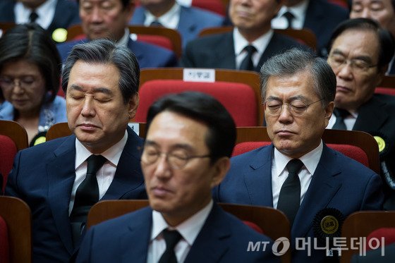 새누리당 김무성, 새정치민주연합 문재인 대표가 18일 서울 동작구 국립서울현충원에서 열린 故 김대중 대통령 서거 6주기 추도식에서 생각에 잠겨 있다. 2015.8.18/사진=뉴스1