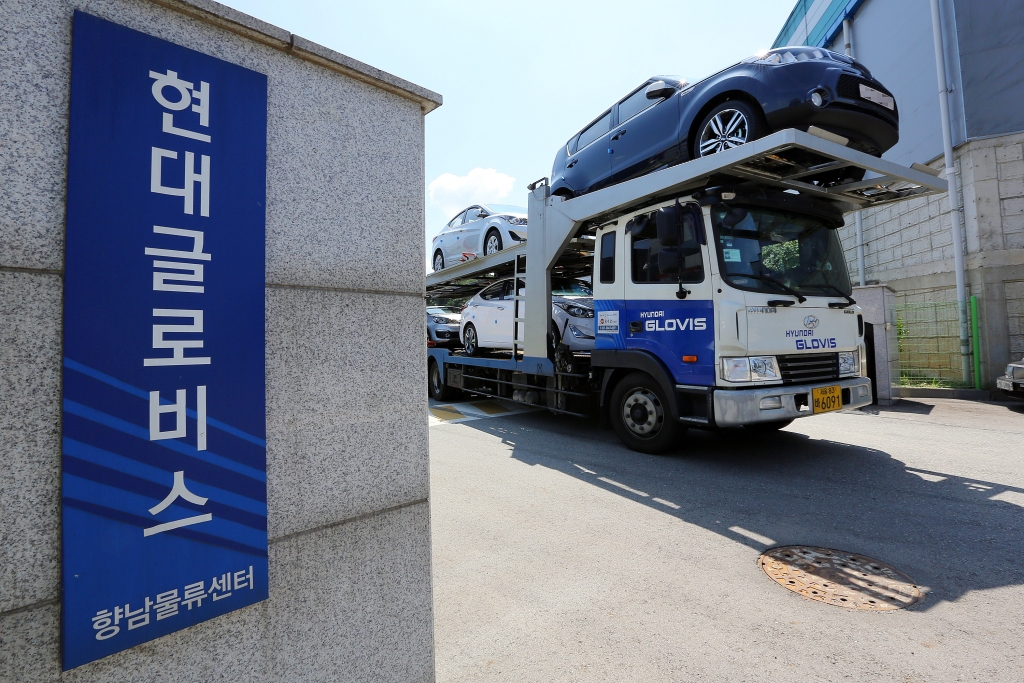 18일 경기 화성시 향남읍 소재 현대글로비스 향남물류센터에서 자동차운반차 TP에 고객들에게 인도될 새 차량이 실어져 탁송되고 있다./사진제공=현대글로비스
