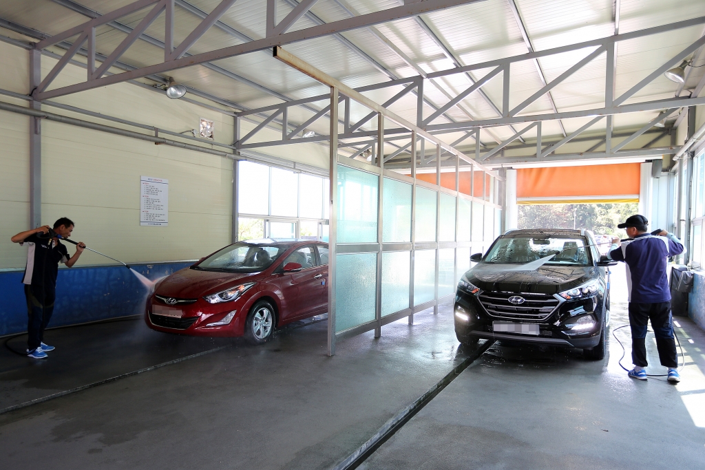 18일 경기 화성시 향남읍 소재 현대글로비스 향남물류센터에서 고객들에게 인도될 새 차량이 자동차 운반차에 실어지기 전 세차되고 있다./사진제공=현대글로비스