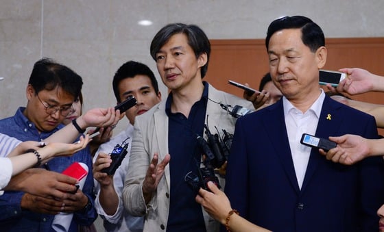 새정치민주연합 조국 혁신위원회 위원이 19일 오전 서울 여의도 국회 정론관에서 제8차 혁신안 발표를 마친 뒤 취재진의 질문에 답하고 있다.이날 새정치민주연합 혁신위원회는 내년 총선 공천 때 현역의원을 평가해 하위 20%를 공천에서 배제하는 방안을 제시했다. 2015.8.19/뉴스1  <저작권자 © 뉴스1코리아, 무단전재 및 재배포 금지>