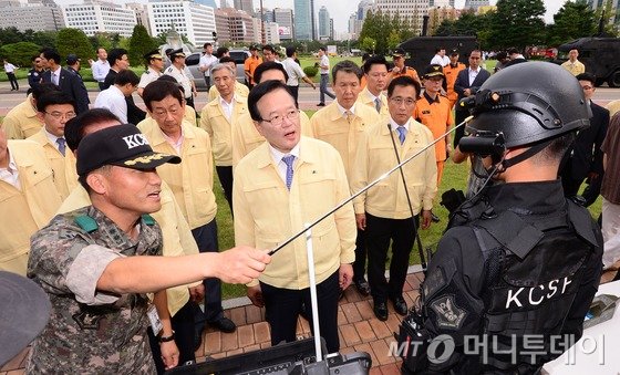 정의화 국회의장이 18일 오후 서울 여의도 국회에서 실시된 한반도 유사시 상황에 대비하는 훈련인 '을지프리덤가디언연습(을지연습)'을 마친 뒤 재난 및 대테러 진압 장비를 둘러보고 있다. 2015.8.18/뉴스1