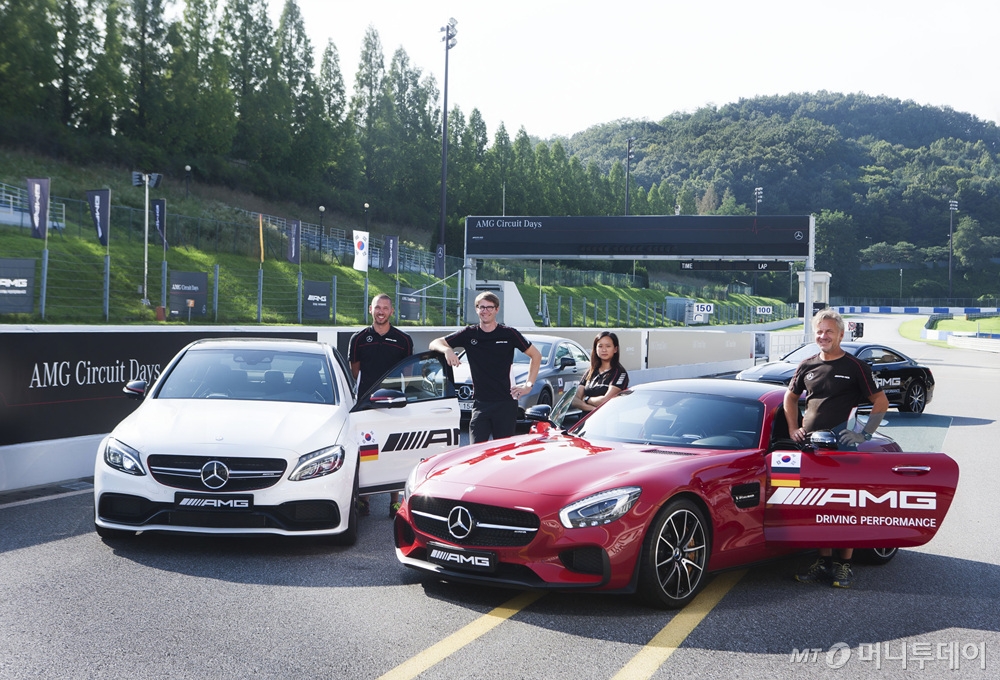 지난 19일 'AMG-서킷데이' 첫 날 독일 메르세데스-AMG 본사에서 온 드라이빙 강사들이 자동차와 함께 포즈를 취하고 있다. /사진제공=메르세데스-벤츠 코리아