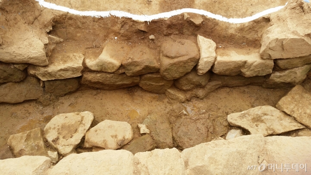 전북 익산 왕궁리 유적에서 발견된 석축의 모습. 용도는 화장실로 추정된다. /사진=김유진 기자