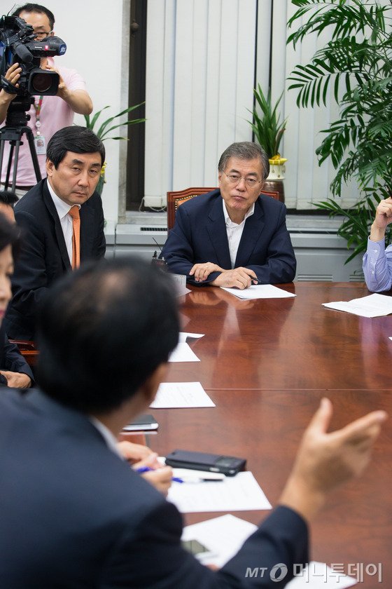 새정치민주연합 문재인 대표, 이종걸 원내대표가 20일 서울 여의도 국회에서 당 지도부와 국회 국방위원회 및 외교통일위원회 등 관련 상임위원들과 긴급 현안 대책회의를 열고 경기 연천군 전방지역에서 발생한 북한군의 포격도발 대응책을 논의하고 있다. 2015.8.20/뉴스1 <저작권자 © 뉴스1코리아, 무단전재 및 재배포 금지>