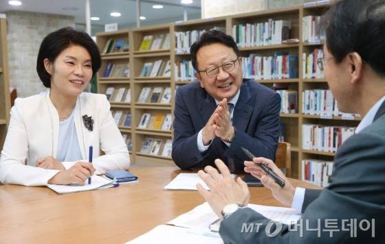 20일 오전 서울 여의도 국회의사당 의원회관에서 머니투데이 the300 주최로 열린 노동개혁 토론회에서 새누리당 이종훈, 새정치민주연합 한정애 의원이 토론을 하고 있다.