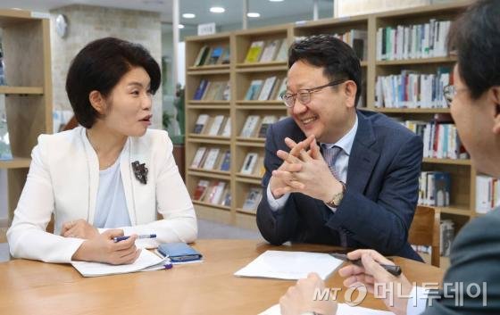 20일 오전 서울 여의도 국회의사당 의원회관에서 머니투데이 the300 주최로 열린 노동개혁 토론회에서 새누리당 이종훈, 새정치민주연합 한정애 의원이 토론을 하고 있다.