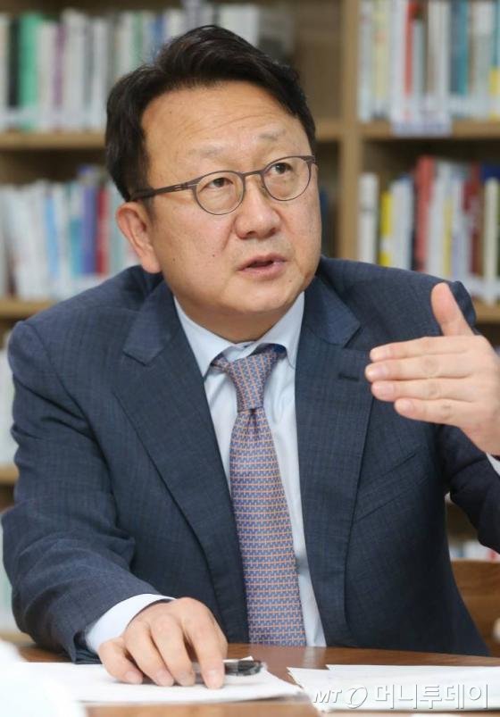 새누리당 이종훈 의원이 20일 오전 서울 여의도 국회의사당 의원회관에서 머니투데이 the300 주최로 열린 노동개혁 토론회에서 새정치민주연합 한정애 의원과 토론을 하고 있다.