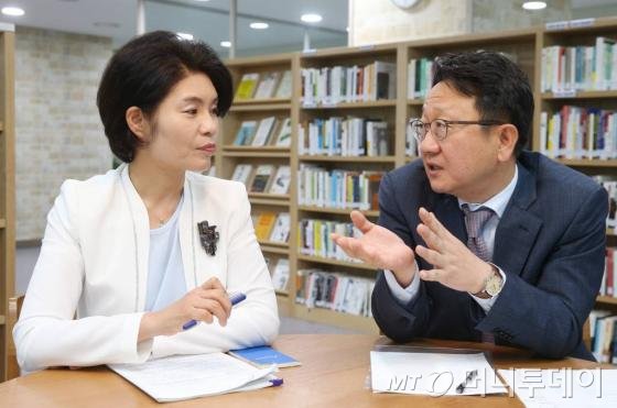 20일 오전 서울 여의도 국회의사당 의원회관에서 머니투데이 the300 주최로 열린 노동개혁 토론회에서 새누리당 이종훈, 새정치민주연합 한정애 의원이 토론을 하고 있다.