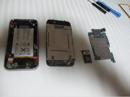 구준엽이 자신의 블로그에 공개한 아이폰 분해 모습. /사진=구준엽 블로그