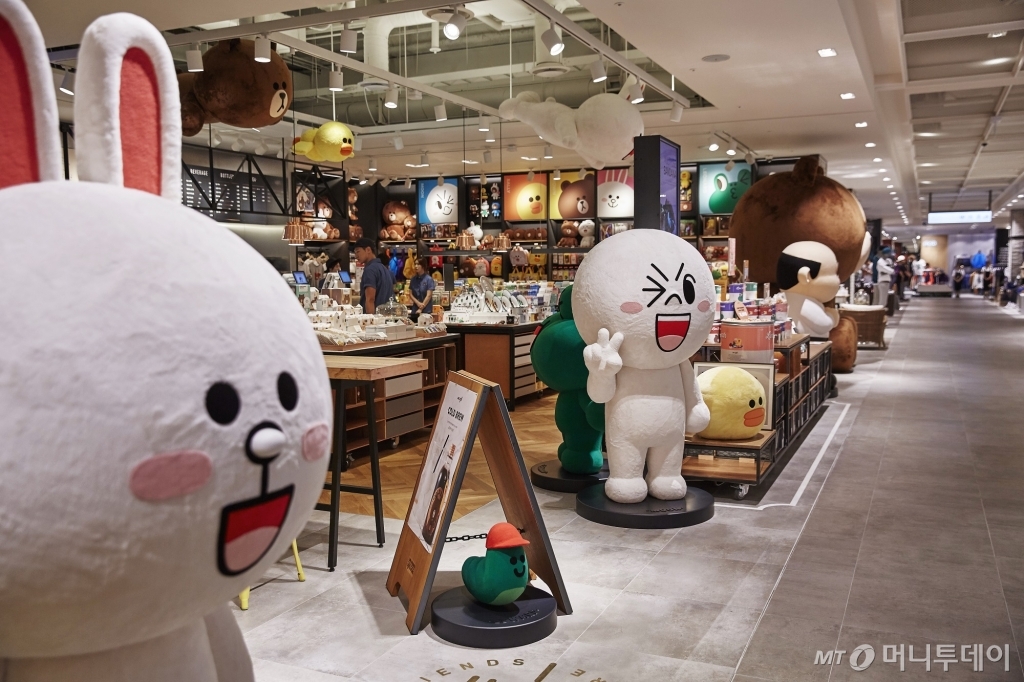 판교 현대백화점에 입점한 라인프렌즈 매장. 대형 브라운, 코니 인형이 백화점 방문객의 눈길을 끈다./사진제공=네이버