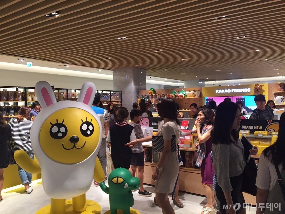 21일 현대백화점 판교점 카카오프렌즈 매장이 손님으로 붐비고 있다/사진제공=다음카카오