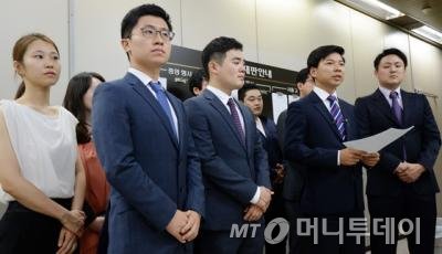 전국법학전문대학원 학생회장단이 21일 오후 서울 서초동 서울중앙지방법원 기자실에서 기자회견을 열고 사법시험 존치를 추진하는 변호사단체의 의도는 변호사 배출수를 축소하는 데 있다고 주장하고 있다.   이들은 국회에서 열리고 있는 '사법시험 존치'토론회와 공동주최를 하고 있는 국회의원에 대해서도 강하게 비판했다./사진= 뉴스1