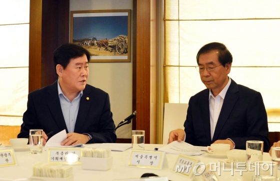 최경환 경제부총리 겸 기획재정부 장관(사진 왼쪽)과 박원순 서울시장(사진 오른쪽)이 24일 오전 서울 프레스센터에서 한강협력회의를 진행하고 있다 /사진제공=기획재정부