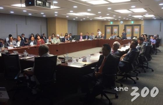 '불효자식방지법' 토론회 경청하는 참석자들/ 사진제공=민병두 의원실