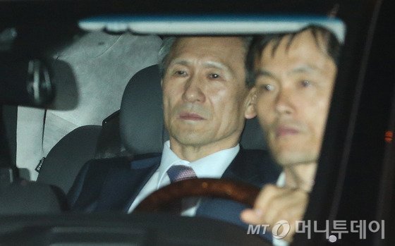 김관진 국가안보실장이 25일 새벽 북한 황병서 총정치국장 등과 마라톤 협상을 마치고 경기 파주시 통일대교를 나오고 있다. 김관진 청와대 국가안보실장은 새벽 2시 공동발표문을 발표할 예정이다. 2015.8.25/뉴스1  <저작권자 © 뉴스1코리아, 무단전재 및 재배포 금지>