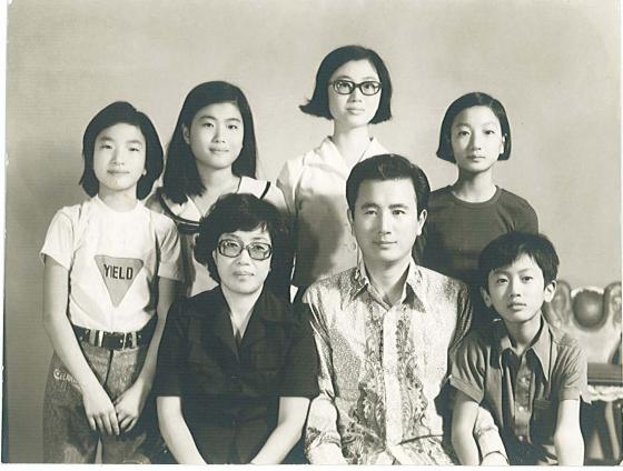 문정림 새누리당 의원의 어린시절 가족 사진. 우측 상단이 문 의원. 사진=문정림 의원실 제공.