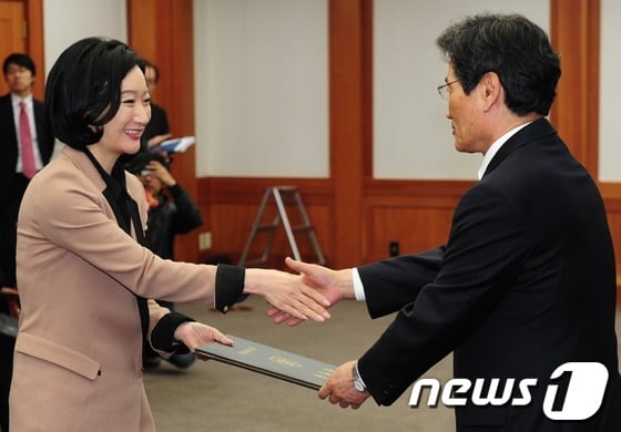 2012년 4월12일 오전 경기도 과천 중앙선거관리위원회에서 김능환 당시 위원장이 제 19대 국회의원 자유선진당 문정림 비례대표에게 당선증을 전달하고 있다.