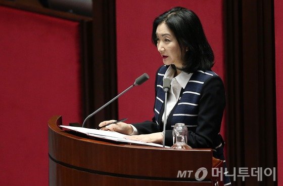 새누리당 문정림 의원이 지난 6월8일 서울 여의도 국회 본회의장에서 열린 중동호흡기증후군(메르스) 사태와 관련한 긴급 현안질문에서 모두발언을 하고 있다. 사진=뉴스1.