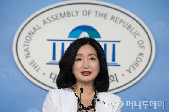 문정림 새누리당 원내대변인이 2일 서울 여의도 국회에서 현안관련 브리핑을 하고 있다. 사진=뉴스1.