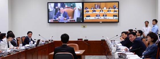 지난 24일 오전 서울 여의도 국회에서 상임위 중 처음으로 실시된 교육문화체육관광위원회 영상회의에서 박주선 위원장(왼쪽)이 모두발언을 하고 있다./사진=뉴스1제공