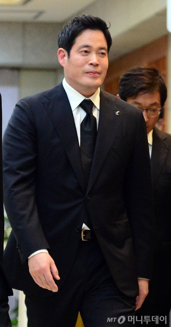 정용진 신세계그룹 부회장이 17일 오후 서울 종로구 연건동 서울대학교병원 장례식장에 마련된 故 이맹희 CJ그룹 명예회장의 빈소에서 조문을 마친 뒤 나서고 있다. 사진=뉴스1.