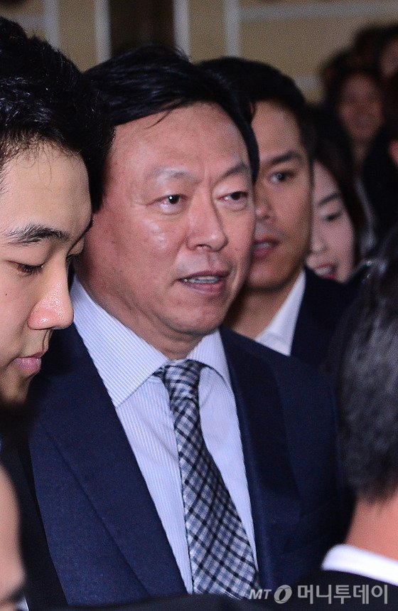 일본 롯데홀딩스 주총에서 1인자로 자리매김한 신동빈 롯데그룹 회장이 20일 오후 김포공항을 통해 입국 하고있다. 사진=뉴스1.
