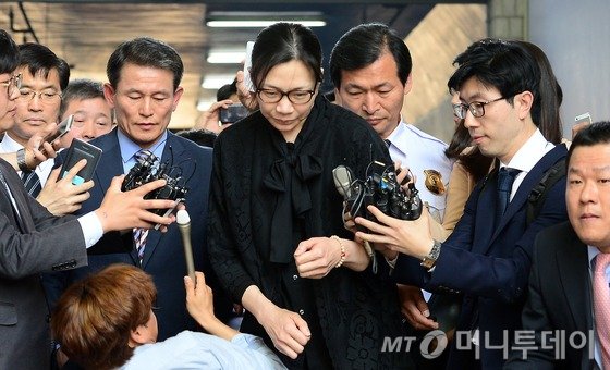 '땅콩회항' 사건으로 기소돼 1심에서 실형을 선고받은 조현아 전 대한항공 부사장이 5월 22일 오전 서울 서초동 서울고등법원에서 열린 항소심 선고공판에서 집행유예를 선고받은 뒤 석방되고 있다.서울고법 형사6부는 항공보안법 위반, 업무방해 등 혐의로 기소된 조 전부사장에 대해 22일 징역 1년을 선고한 원심을 깨고 징역 10월에 집행유예 2년을 선고했다. 사진=뉴스1.