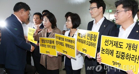 정의당 심상정 대표와 의원들이 20일 서울 여의도 국회에서 열린 정치개혁특별위원회 공직선거법심사소위원회 회의실 앞에서 소위원장인 새누리당 정문헌 간사에게 독일식 연동형 비례대표제 등 선거제도 개혁과 관련한 당의 입장을 밝히고 있다. 2015.8.20/뉴스1  <저작권자 © 뉴스1코리아, 무단전재 및 재배포 금지>