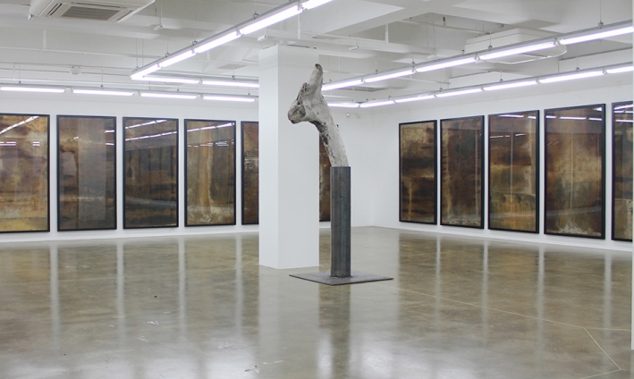 천안 아라리오 갤러리에 전시된 김창일 회장의 연작 '무제(2015)'.