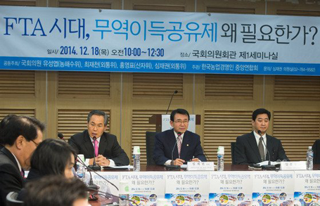 우윤근 새정치민주연합 원내대표가 18일 서울 여의도 국회 의원회관에서 열린 'FTA시대, 무역이득공유제 왜 필요한가?' 토론회에서 축사를 하고 있다. 2014.12.18/뉴스1  <저작권자 © 뉴스1코리아, 무단전재 및 재배포 금지>
