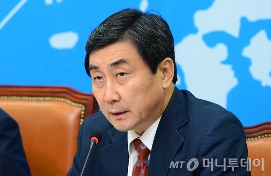 새정치민주연합 이종걸 원내대표가 2일 오전 서울 여의도 국회 당대표회의실에서 열린 최고위원회의에서 모두발언을 하고 있다. 2015.9.2/뉴스1