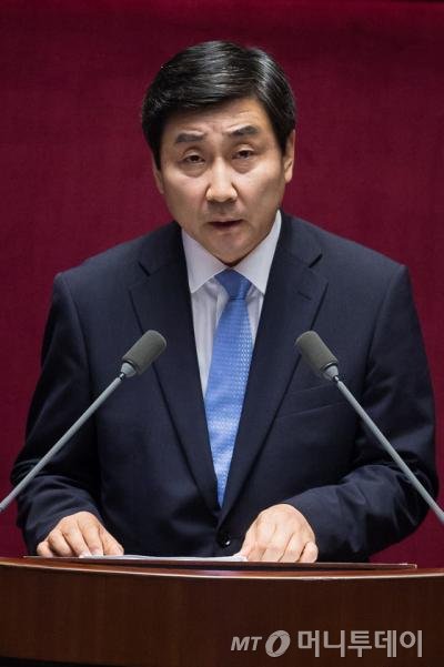 이종걸 새정치민주연합 원내대표가 3일 서울 여의도 국회에서 열린 제337회국회(정기회) 제3차 본회의에서 국정에 관한 교섭단체대표연설을 하고 있다. 2015.9.3/뉴스1