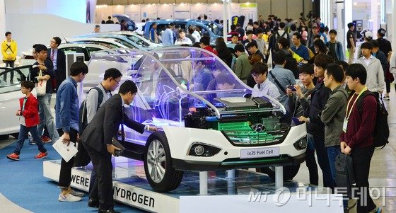 지난 5월 4일 경기 고양시 킨텍스에서 개막한 제28회 세계 전기자동차 전시회에서 관람객들이 다양한 전기자동차를 관람하고 있다. /사진=뉴스1