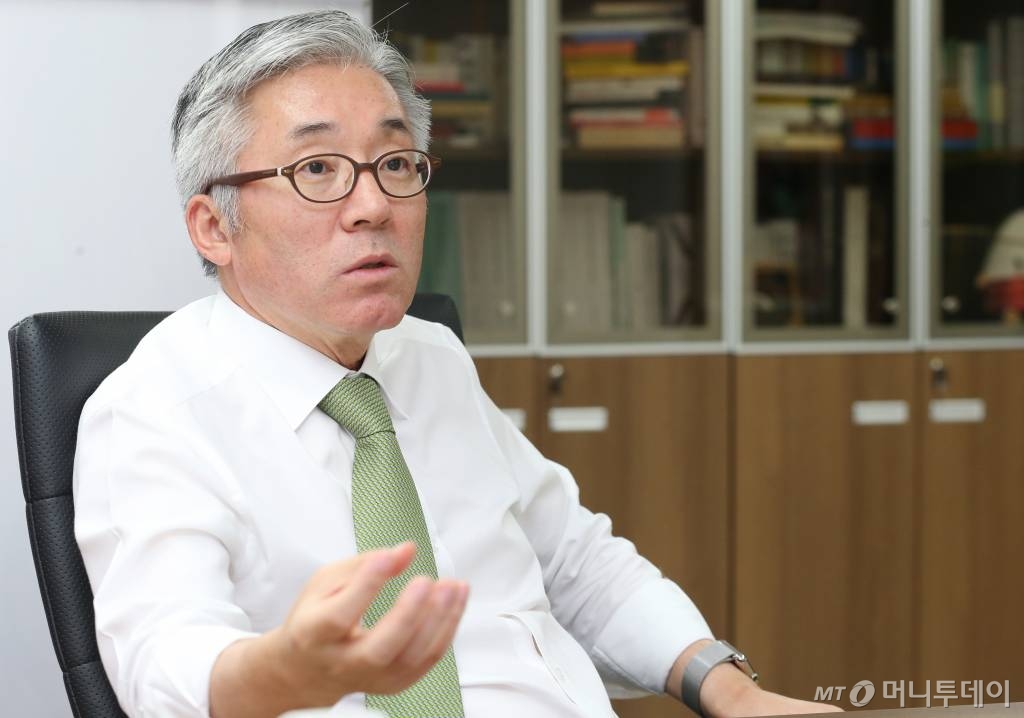 왼손에 스틸 애플워치를 찬 김종덕 장관은 취미 생활로 모바일 축구게임 '톱11'을 즐긴다고 했다. 디지털 세계와 '친밀'한 그는 "손맛이 주는 전통 문화에 디지털 기술을 접목한 문화의 긍정적 측면을 놓치지 말아야한다"고 강조했다. /사진=이동훈 기자 photoguy@