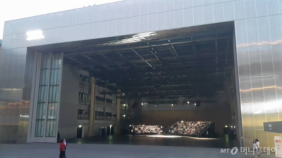 국립아시아문화전당 예술극장의 유리문이 열린 모습. 내부에서는 차이밍량의 '당나라 승려'가 공연 중이다. /사진제공=국립아시아문화전당