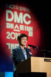 미래창조과학부가 5일 저녁 서울 마포구 MBC 골든마우스홀에서 'K-ICT와 함께하는 DMC 페스티벌 2015 개막식' 을 개최했다.<br>최양희 미래창조과학부 장관이 축사를 하고 있다./사진=미래부