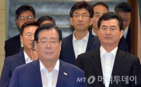 지난 7월22일 서울 종로구 감사원에서 열린 신임사무총장 취임식에서 황찬현 감사원장과 이완수 감사원 신임 사무총장이 함께 입장하고 있다. /사진= 뉴스1