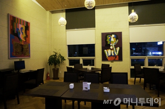스페인 대표 화가 헤수스 솔레르의 작품이 인상적인 1층 로비 카페라운지 '에버그린'/사진=이지혜 기자