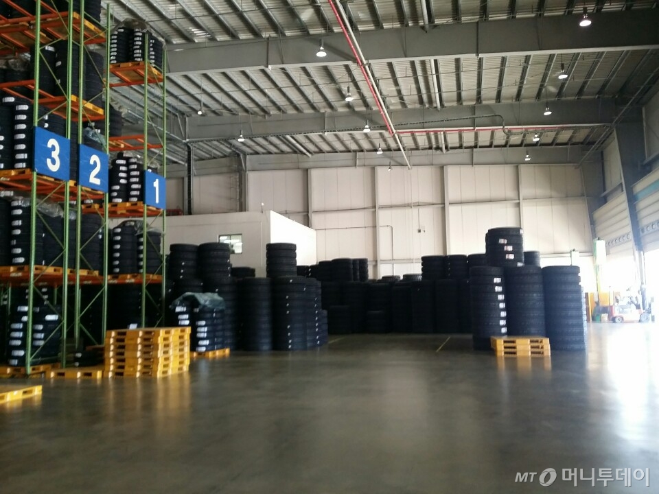 7일 오후 경기 군포시 부곡동 한국복합물류센터에 위치한 CJ대한통운 타이어 물류센터에는 '최장기간 파업'으로 금호타이어 재고 타이어의 수가 급격히 줄어들어 있었다./사진=박상빈 기자
