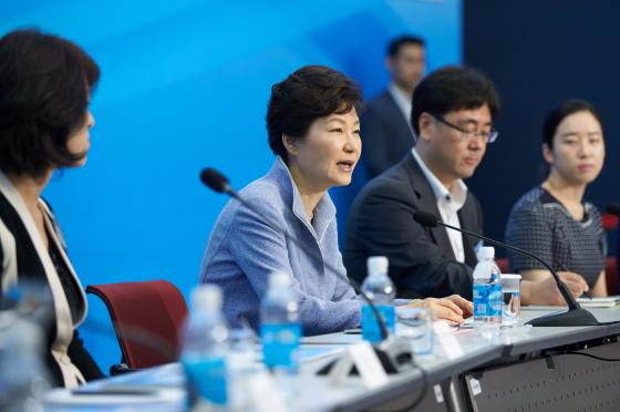 박근혜 대통령이 7일 대구 달성군 대구경북과학기술원(DGIST)에서 권영진 대구시장 등으로부터 '청년일자리 창출' 방안 등에 대한 업무보고를 받고 있다./ 사진=청와대