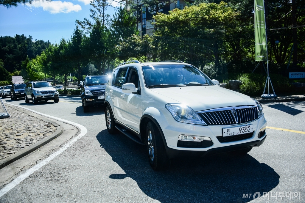 지난 7일 열린 뉴 파워 렉스턴W 시승회에서 차량이 일반 도로를 주행하고 있다. /사진제공=쌍용자동차